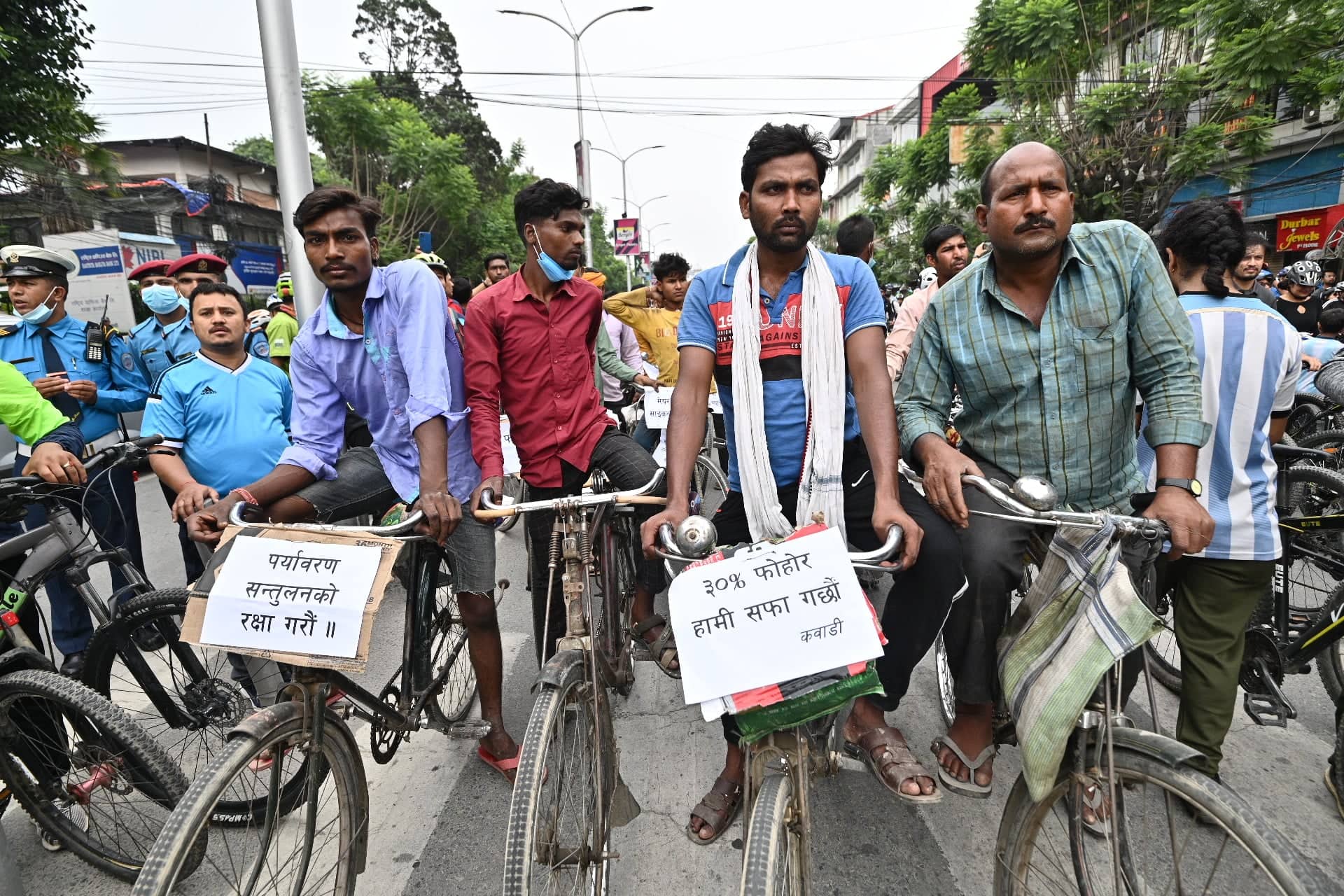 काठमाडाैंमा साइकल र्‍याली, कवाड संकलकदेखि मेयर बालेनसम्म सहभागी (तस्वीरहरू)